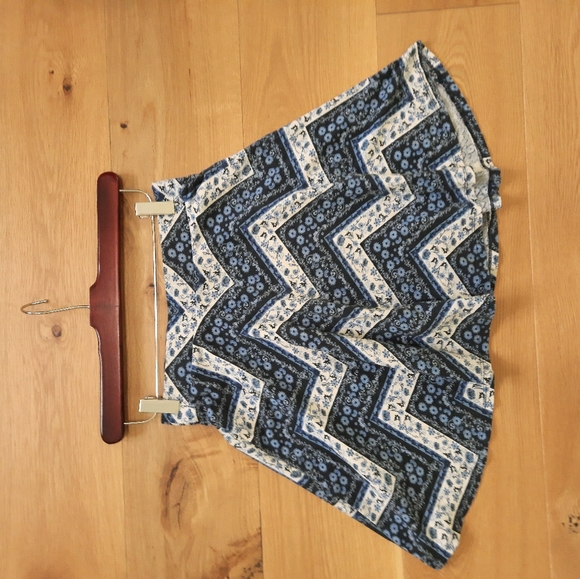 Beautiful Floral Print Skirt🌸🌺 - Picture 2 of 4